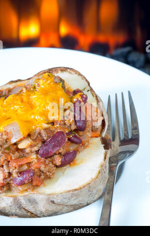 Ofen gebacken Jacke Kartoffel mit Hackfleisch, Paprika Füllung gekrönt mit geriebenem Käse. Stockfoto