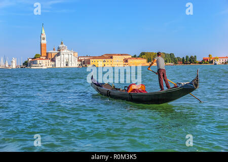 Ein gondoliere Segeln nach San Giorgio Maggiore Insel in der Lagune von Venedig Stockfoto