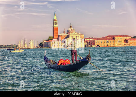 San Giorgio Maggiore und ein gondoliere in einer Gondel, Ansicht vom Meer, Venedig, Italien Stockfoto