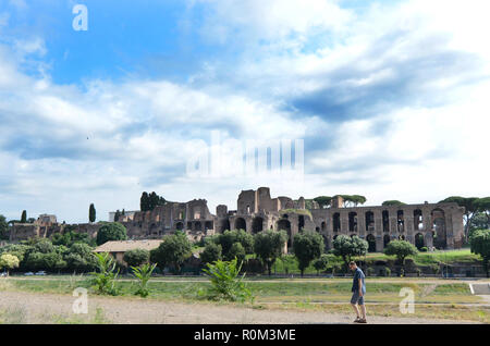 Circo Massimo ist eine alte römische chariot-racing Stadium und Masse Veranstaltungsort in Rom, Italien. Stockfoto