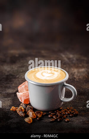 Frischer Kaffee in eine weiße Tasse mit Schlagsahne Stockfoto