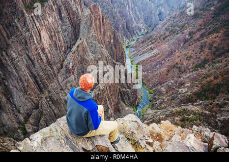 Touristen auf den Granitfelsen der schwarzen Schlucht des Gunnison, Colorado, USA