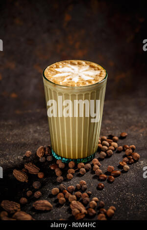Winter warm Spice Kaffee trinken auf Vintage dunklen Hintergrund Stockfoto