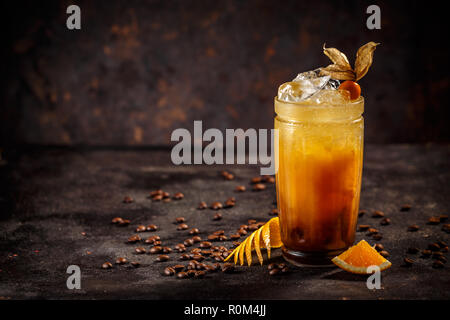 Orange und Kaffee Cocktail mit Platz für Ihren Text Stockfoto