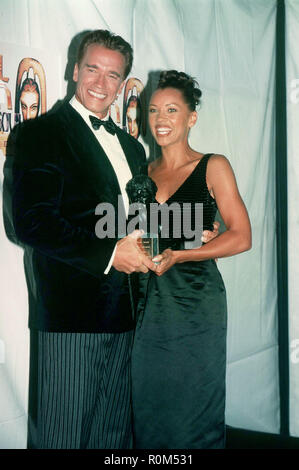 Arnold Schwarzenegger, Vanessa Williams ÉÉ.. Veranstaltung in Hollywood, Kalifornien, USA, Filmindustrie, Prominente, Fotografie, Bestof, Kunst, Kultur und Unterhaltung, Topix prominente Mode, Besten, Hollywood Leben, Roter Teppich und backstage, Film Stars, TV Stars, Musik, Promis, Topix, Bestof, Kunst, Kultur und Unterhaltung, vertikal, eine Person, Fotografie, ##Hollywood Celebrity # RedCarpet # Schauspieler # Schauspielerin #HollywoodEvent famousCelebrity ###TsuniUSA CelebrityPhotography, Mode anfrage tsuni@Gamma-USA.com, Kredit Tsuni/USA, Mode, vom Jahr 1993 bis 1999, Stockfoto