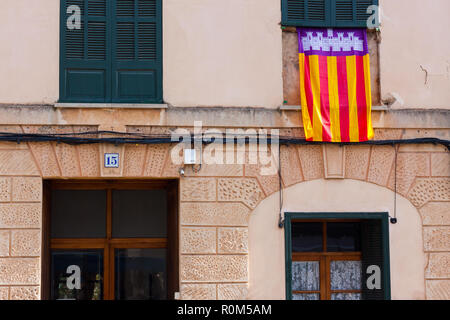 Mallorca Flagge vor dem Haus in Esporles, Mallorca, Balearen, Spanien Stockfoto