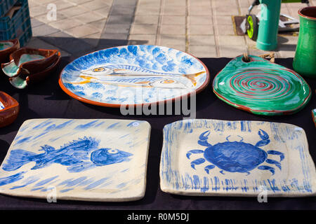 ESPORLES, SPANIEN - 17. FEBRUAR 2018: Keramik Keramik für den Verkauf am lokalen Markt in Esporles, Mallorca, Balearen, Spanien Stockfoto