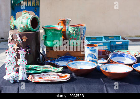 ESPORLES, SPANIEN - 17. FEBRUAR 2018: Keramik Keramik für den Verkauf am lokalen Markt in Esporles, Mallorca, Balearen, Spanien Stockfoto