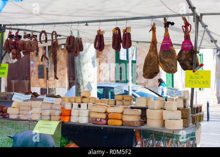 ESPORLES, SPANIEN - 17. FEBRUAR 2018: Mallorquinische saussages und Käse aus Menorca für den Verkauf am lokalen Markt in Esporles, Mallorca, Balearen, Spanien Stockfoto