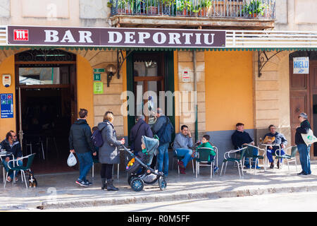 ESPORLES, SPANIEN - 17. FEBRUAR 2018: die Menschen auf der Terrasse der Bar in Esporles, Mallorca, Balearen, Spanien sitzen Stockfoto