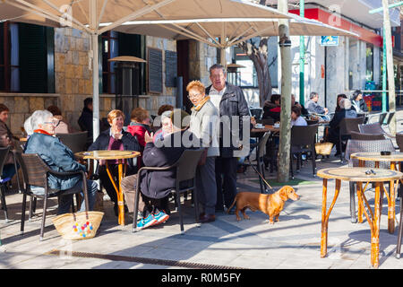 ESPORLES, SPANIEN - 17. FEBRUAR 2018: die Menschen auf der Terrasse der Bar in Esporles, Mallorca, Balearen, Spanien sitzen Stockfoto