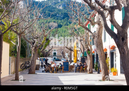 ESPORLES, SPANIEN - 17. FEBRUAR 2018: die Menschen auf der Terrasse der Bar in Esporles, Mallorca, Balearen, Spanien sitzen Stockfoto