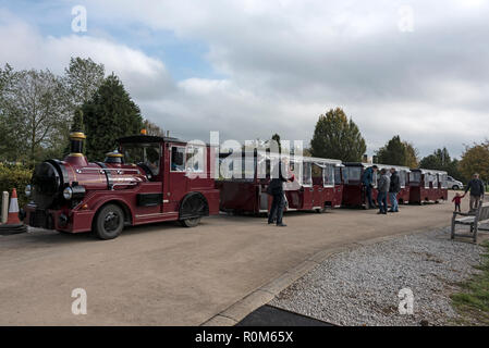 Ein Lastzug, Besucher, die rund um die National Memorial Arboretum. Es ist Großbritanniens das ganze Jahr über nationale Ort der Erinnerung an alrewas in der Nähe von Stockfoto