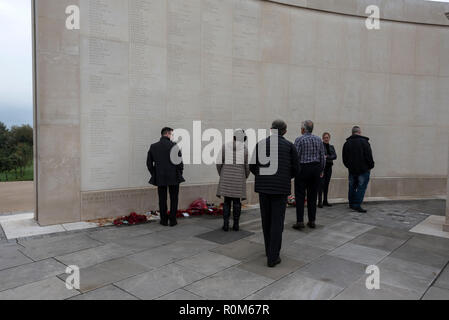 Besucher lesen, der die Liste der Namen an die Streitkräfte Memorial. Es ist an der National Memorial Arboretum, Britain's das ganze Jahr über nationale Sitzen entfernt Stockfoto