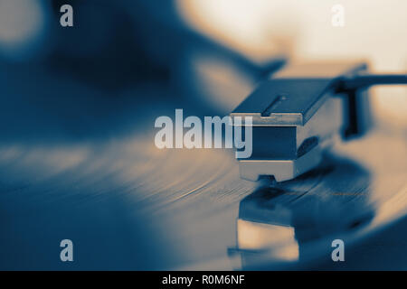 Nahaufnahme von einem Plattenspieler Abspielen einer Schallplatte mit Farbe toning Stockfoto