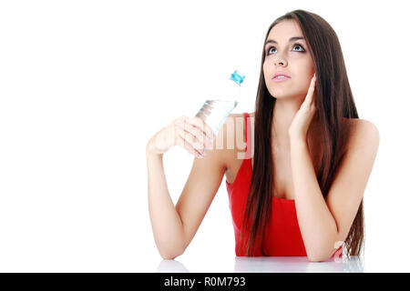 Gesicht Porträt von Frau trinkt Wasser. Lächelnde Mädchen. Isolierte Porträt. Stockfoto