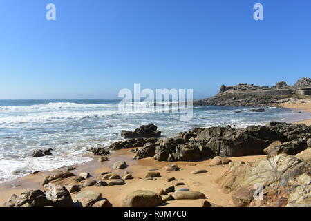 Alte Siedlungsruinen und Strand mit Felsen, goldenem Sand und wildem Meer. Castro de Baroña, Porto do Son, Galicien, Spanien. Stockfoto