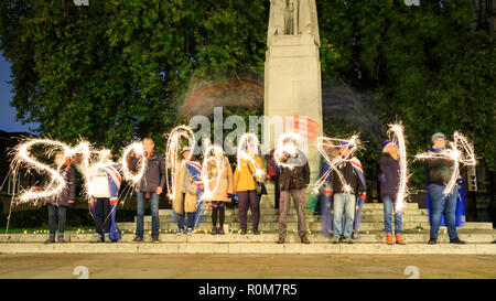 Westminster, London, UK, 5. Nov 2018. Anti-Brexit Demonstranten von sodem (Stand der Missachtung der Europäischen Bewegung) Bühne eine Guy Fawkes Nacht protestieren mit top Brexit", geschrieben mit der Hilfe von Wunderkerzen im Alten Schloss Hof gegenüber dem Parlament, die die Lage von Guy Fawkes hängen. Credit: Imageplotter Nachrichten und Sport/Alamy leben Nachrichten Stockfoto