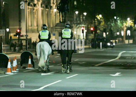 London, Großbritannien. 5 Nov, 2018. Whitehall, Westminster Geschlossen für die Öffentlichkeit nach der Entdeckung eines verdächtigen Pakets. Penelope Barritt/Alamy leben Nachrichten Stockfoto