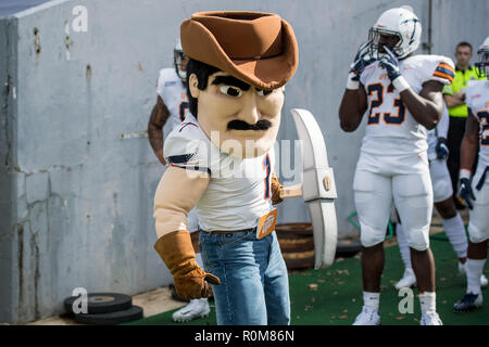 Houston, TX, USA. 3. November, 2018. UTEP Miners Maskottchen Pete bereitet das Feld vor einem NCAA Football Spiel zwischen den UTEP Miners und der Reis Eulen am Rice Stadium in Houston, TX. UTEP gewann das Spiel 34 zu 26. Trask Smith/CSM/Alamy leben Nachrichten Stockfoto