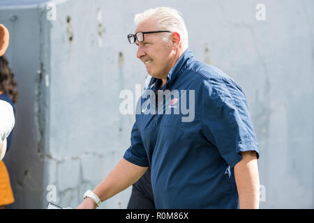 Houston, TX, USA. 3. November, 2018. UTEP Miners Haupttrainer Dana Dimel vor einem NCAA Football Spiel zwischen den UTEP Miners und der Reis Eulen am Rice Stadium in Houston, TX. UTEP gewann das Spiel 34 zu 26. Trask Smith/CSM/Alamy leben Nachrichten Stockfoto