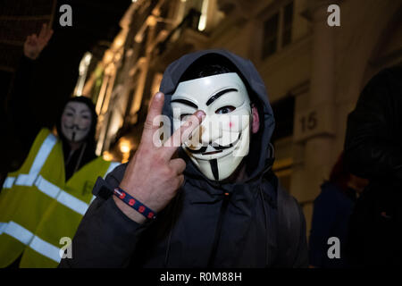 London, Großbritannien. 5. Nov 2018. Millionen Maske März Rallye in London am 5. November 2018 mit Anonymus Anhänger tragen der ikonischen Guy Fawkes Maske. Credit: Giovanni Strondl/Alamy leben Nachrichten Stockfoto