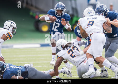 Houston, TX, USA. 3. November, 2018. Reis Eulen wide receiver Austin Conrad (12) trägt den Ball im 1. Quartal eine NCAA Football Spiel zwischen der UTEP Miners und der Reis Eulen am Rice Stadium in Houston, TX. UTEP gewann das Spiel 34 zu 26. Trask Smith/CSM/Alamy leben Nachrichten Stockfoto