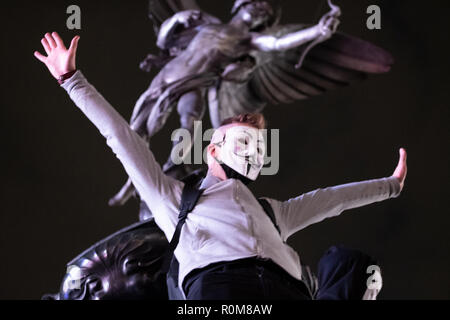 London, Großbritannien. 5. Nov 2018. Millionen Maske März Rallye in London am 5. November 2018 mit Anonymus Anhänger tragen der ikonischen Guy Fawkes Maske. Credit: Giovanni Strondl/Alamy leben Nachrichten Stockfoto