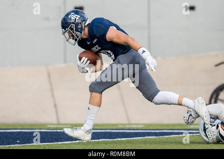 Houston, TX, USA. 3. November, 2018. Reis Eulen wide receiver Austin Trammell (10) macht eine Touchdownaufnahme im 4. Quartal eine NCAA Football Spiel zwischen der UTEP Miners und der Reis Eulen am Rice Stadium in Houston, TX. UTEP gewann das Spiel 34 zu 26. Trask Smith/CSM/Alamy leben Nachrichten Stockfoto