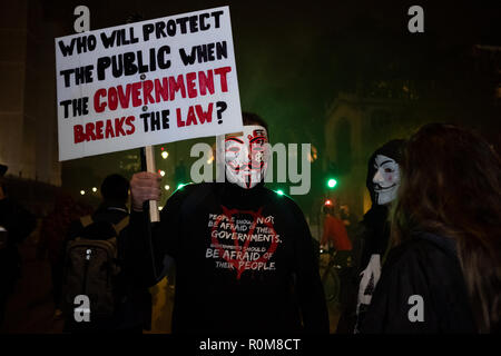 London, Großbritannien. 5. Nov 2018. Millionen Maske März Rallye in London am 5. November 2018 mit Anonymus Anhänger tragen der ikonischen Guy Fawkes Maske. Credit: Giovanni Strondl/Alamy leben Nachrichten Stockfoto