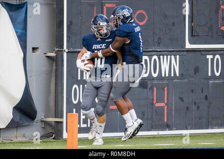 Houston, TX, USA. 3. November, 2018. Reis Eulen wide receiver Austin Trammell (10) feiert seinen Touchdown mit Reis Eulen zurück laufen Aston Walter (1) Während des 4. Quartals ein NCAA Football Spiel zwischen der UTEP Miners und der Reis Eulen am Rice Stadium in Houston, TX. UTEP gewann das Spiel 34 zu 26. Trask Smith/CSM/Alamy leben Nachrichten Stockfoto