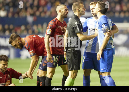 Pamplona, Navarra, Spanien. 3. November, 2018. Lillo Castellano von CA Osasuna und A. N'Diaye der Málaga CF werden gesehen, mit dem Argument, die während der spanischen Fußball der Liga 123 Match zwischen CA Osasuna und Málaga CF Sadar Stadion. Credit: Femando Pidal/SOPA Images/ZUMA Draht/Alamy leben Nachrichten Stockfoto