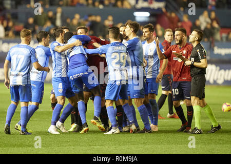 Pamplona, Navarra, Spanien. 3. November, 2018. Lillo Castellano von CA Osasuna und A. N'Diaye der Málaga CF sind gesehen kämpfen während der spanischen Fußball der Liga 123 Match zwischen CA Osasuna und Málaga CF Sadar Stadion. Credit: Femando Pidal/SOPA Images/ZUMA Draht/Alamy leben Nachrichten Stockfoto