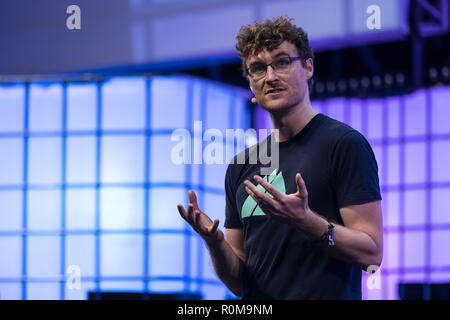 Lissabon, Portugal. 5 Nov, 2018. Gründer und CEO von Web Gipfel Paddy Cosgrave gesehen wird, an das Publikum in Altice Arena Center Stage, in Lissabon, bei der Eröffnung des Web Gipfel 2018. Der 10. Ausgabe des Web Gipfel in Lissabon begonnen hat. Dies ist einer der größten Technologie Konferenzen in der Welt und auch ein Treffpunkt für die Debatte über die technologische Entwicklung im Leben der Menschen. In diesem Jahr, rund 70.000 Teilnehmer erwartet das Web Gipfel zu besuchen. Quelle: Hugo Amaral/SOPA Images/ZUMA Draht/Alamy leben Nachrichten Stockfoto