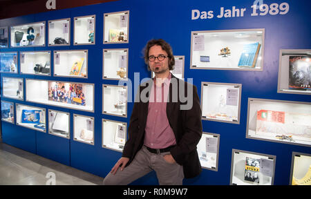 Berlin, Deutschland. 05 Nov, 2018. Sören Marotz, Projektleiterin der DDR Museum, die sich an eine Vorschau auf die Ausstellung "Jahrgang '89 - Die Kinder der Wende" in der DDR-Museum in Mitte. Das neue Kabinett Ausstellung ist auf dem Jahrestag des Falls der Berliner Mauer, 09.11.2018. (Auf 'Neue Ausstellung in Berlin: Geboren 1989 - die Kinder des Mauerfalls" vom 06.11.2018) Credit: Bernd von Jutrczenka/dpa/Alamy leben Nachrichten Stockfoto