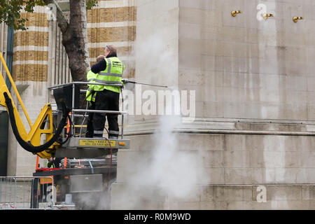 London, Großbritannien. 5 Nov, 2018. Arbeitnehmer sauber Das ehrenmal Gedenkstätte in Whitehall, London vor der Armistice Day Zeremonie am 11. November. Mitglieder der Königlichen Familie und wichtige Politiker die Preisverleihung teilnehmen können. Credit: Dinendra Haria/SOPA Images/ZUMA Draht/Alamy leben Nachrichten Stockfoto