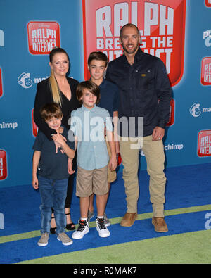 Los Angeles, USA. November 05, 2018: Melissa Joan Hart, Mark Wilkerson & Familie bei der Weltpremiere von "Ralph das Internet" am El Capitan Theatre Breaks. Bild: Paul Smith/Featureflash Credit: Paul Smith/Alamy leben Nachrichten Stockfoto