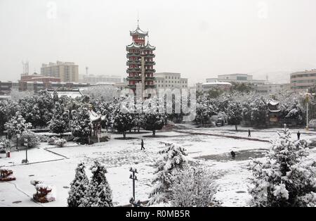 Huining. 5 Nov, 2018. Foto an November 5, 2018 zeigt eine Schnee Landschaft in Huining County im Nordwesten der chinesischen Provinz Gansu. Ein schneefall schlug einige Teile von Gansu am Montag. Credit: Chang Qibiao/Xinhua/Alamy leben Nachrichten Stockfoto