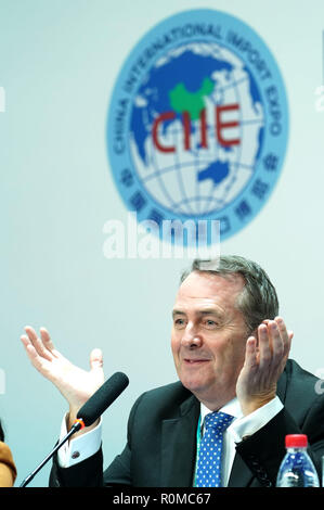 Shanghai, China. 6 Nov, 2018. Großbritanniens internationale Handel Sekretär Liam Fox beantwortet Fragen während einer Pressekonferenz im National Exhibition Centre in Shanghai, China, November 6, 2018. Credit: Chen Jianli/Xinhua/Alamy leben Nachrichten Stockfoto