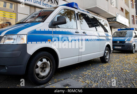 Berlin, Deutschland. 06 Nov, 2018. Die Einsatzfahrzeuge der föderalen Polizei sind vor einem Gebäude auf die Berliner Straße in Berlin-Reinickendorf geparkt. Bundespolizei in Berlin und Brandenburg haben vier Hauptverdächtigen während eine großangelegte Aktion gegen eine mutmassliche Bande von Zigarettenschmugglern festgenommen. (Dpa' Großeinsatz gegen mutmaßliche Band der Schmuggler - Vier Festnahmen" vom 06.11.2018) Credit: Paul Zinken/dpa/Alamy leben Nachrichten Stockfoto