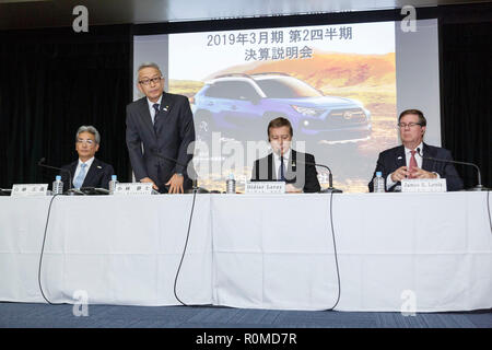 Tokio, Japan. 6. Nov 2018. Toyota Motor Corp Executive Vice President Koji Kobayashi (2. L) spricht während einer Pressekonferenz im zweiten Quartal die finanziellen Ergebnisse der Unternehmen am 6. November 2018 zu verkünden, in Tokio, Japan. Toyota Motor Corp. Berichtet 585.1 Milliarden Yen im Juli-september Gewinne im Vergleich mit 458.3 Milliarden Yen im Vergleichszeitraum des Vorjahres. Der Autobauer verkaufte Fahrzeuge im Vergleich zu 2,183,000 2,175,000 Fahrzeuge im gleichen Zeitraum des vergangenen Jahres. Credit: Rodrigo Reyes Marin/LBA/Alamy leben Nachrichten Stockfoto