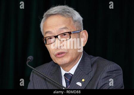 Tokio, Japan. 6. Nov 2018. Toyota Motor Corp Executive Vice President Koji Kobayashi spricht während einer Pressekonferenz im zweiten Quartal die finanziellen Ergebnisse der Unternehmen am 6. November 2018 zu verkünden, in Tokio, Japan. Toyota Motor Corp. Berichtet 585.1 Milliarden Yen im Juli-september Gewinne im Vergleich mit 458.3 Milliarden Yen im Vergleichszeitraum des Vorjahres. Der Autobauer verkaufte Fahrzeuge im Vergleich zu 2,183,000 2,175,000 Fahrzeuge im gleichen Zeitraum des vergangenen Jahres. Credit: Rodrigo Reyes Marin/LBA/Alamy leben Nachrichten Stockfoto