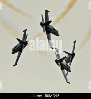 San Bernardino, Ca, USA. 4 Nov, 2018. Jet - Die Piolts PATRRIOTS JET TEAM durchführen an den San Bernadino Air Show 2018 - 2018 SBDFest, den San Bernadino Flughafen, San Bernardino, Kalifornien, USA, 4. November 2018. Die Bild cr Scott Mitchell/ZUMA Drücken Sie Credit: Scott Mitchell/ZUMA Draht/Alamy leben Nachrichten Stockfoto