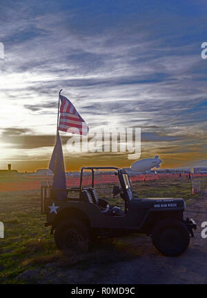 San Bernardino, Ca, USA. 4 Nov, 2018. Vintage Military Jeep-A Vintage Willys Jeep auf Anzeige am Eingang des San Bernadino Air Show 2018 - 2018 SBDFest, den San Bernadino Flughafen, San Bernardino, Kalifornien, USA, 4. November 2018. Die Bild cr Scott Mitchell/ZUMA Drücken Sie Credit: Scott Mitchell/ZUMA Draht/Alamy leben Nachrichten Stockfoto