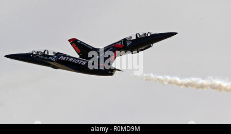 San Bernardino, Ca, USA. 4 Nov, 2018. Piloten - SCOTT ''AUFNAHME'' KARTEVEDT in der äußeren linken Flügel 5, und Scott ''Bank'' IND in der äußeren rechten Flügel 6. Durchführung einer schnellen gegnerischen Pass am SBDFest 2018, den San Bernadino Flughafen, San Bernardino, Kalifornien, USA, 4. November 2018. Die Bild cr Scott Mitchell/ZUMA Drücken Sie Credit: Scott Mitchell/ZUMA Draht/Alamy leben Nachrichten Stockfoto