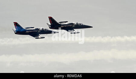 San Bernardino, Ca, USA. 4 Nov, 2018. Piloten - SCOTT ''AUFNAHME'' KARTEVEDT in der äußeren linken Flügel 5, und Scott ''Bank'' IND in der äußeren rechten Flügel 6. Durchführung einer schnellen gegnerischen Pass am SBDFest 2018, den San Bernadino Flughafen, San Bernardino, Kalifornien, USA, 4. November 2018. Die Bild cr Scott Mitchell/ZUMA Drücken Sie Credit: Scott Mitchell/ZUMA Draht/Alamy leben Nachrichten Stockfoto