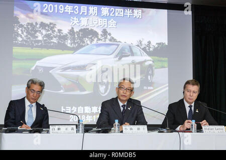 Tokio, Japan. 6. Nov 2018. (L und R) Toyota Motor Corp' s Senior Managing Officer Masayoshi Shirayanagi, Executive Vice President Koji Kobayashi und Executive Vice President Didier Leroy, sprechen, während einer Pressekonferenz im zweiten Quartal die finanziellen Ergebnisse der Unternehmen am 6. November 2018 zu verkünden, in Tokio, Japan. Toyota Motor Corp. Berichtet 585.1 Milliarden Yen im Juli-september Gewinne im Vergleich mit 458.3 Milliarden Yen im Vergleichszeitraum des Vorjahres. Credit: Rodrigo Reyes Marin/LBA/Alamy leben Nachrichten Stockfoto