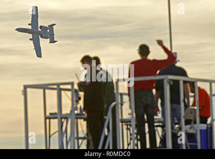 November 4, 2018 - San Bernardino, Ca, USA - Air Show - eine Republik Fairchild A-10 Thunderbolt II Durchführung einer geringen Spielraum bei den San Bernadino Air Show 2018 - 2018 SBDFest, den San Bernadino Flughafen, San Bernardino, Kalifornien, USA, 4. November 2018. Die Republik Fairchild A-10 Thunderbolt II ist ein Einzel-, Doppel turbofan Engine, gerade Flügel jet entwickelt von Fairchild-Republic für die United States Air Force (USAF). Allgemein durch den Spitznamen "Warzenschwein'' oder ''Hog'', der offizielle Name von der Republic P-47 Thunderbolt, einen Weltkrieg II Jagdbomber Effekt kommt bezeichnet Stockfoto