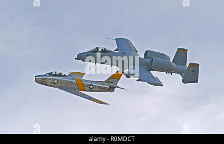 San Bernardino, Ca, USA. 4 Nov, 2018. Jet Pilot - GREG ''KABEL'' COLYER in der Acemaker Fliegen ein T-33 Shooting Star (der kleinere Jet links unten) eine präzise Manövrieren während der Erbe Flug mit einem C A-10 Thunderbolt II an der San Bernadino Air Show 2018 - 2018 SBDFest, den San Bernadino Flughafen, San Bernardino, Kalifornien, USA, 4. November 2018. Die Bild cr Scott Mitchell/ZUMA Drücken Sie Credit: Scott Mitchell/ZUMA Draht/Alamy leben Nachrichten Stockfoto