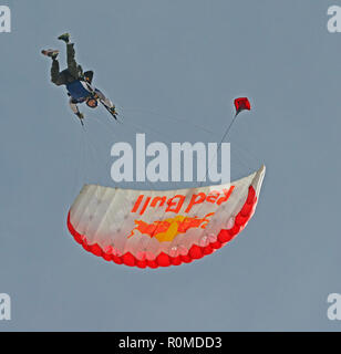 San Bernardino, Ca, USA. 4 Nov, 2018. Fallschirmspringer - EIN MITGLIED DES RED BULL AIR FORCE durchführen an den San Bernadino Air Show 2018 - 2018 SBDFest, den San Bernadino Flughafen, San Bernardino, Kalifornien, USA, 4. November 2018. Die Red Bull Air Force ist eine Präzision skydiving Team, dass auf Veranstaltungen rund um die Welt führt. Team Mitglieder halten Weltrekorde in Fallschirmspringen und Base springt. Credit Bild cr Scott Mitchell/ZUMA Drücken Sie Credit: Scott Mitchell/ZUMA Draht/Alamy leben Nachrichten Stockfoto